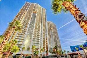 Exterior - No Resort Fee ! Balcony Strip View Suite - Pool (Las Vegas)