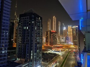 Um edifício alto com vários andares e uma entrada imponente.