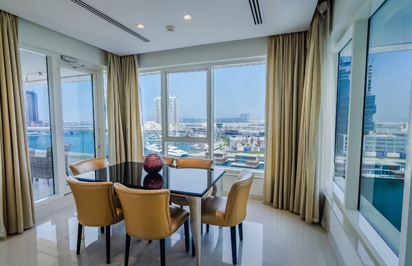 Appartement Deluxe, 2 chambres (2) | Repas dans la chambre