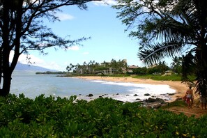 Beach nearby, sun-loungers, beach towels