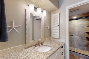 Hair dryer, soap, shampoo, toilet paper - North Breakers 2 bedroom condo with access to the Beach (St Simons Island)