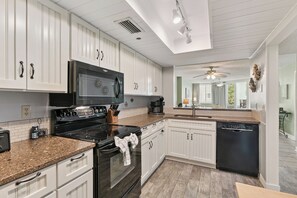 Geladeira, micro-ondas, fogão, cooktop