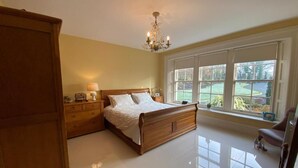 Deluxe Double Room, Ground Floor | Blackout curtains, soundproofing, iron/ironing board, free WiFi - Baileys Court Guest House (Craigavon)
