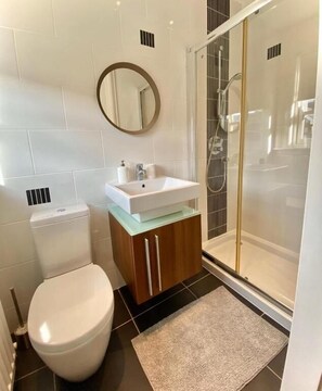 Bathroom - Baileys Court Guest House (Craigavon)