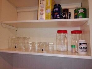 Kjøleskap, mikrobølgeovn, ovn og kjøkkenutstyr