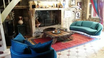 Télévision, cheminée