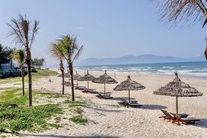 Am Strand, Liegestühle, Strandtücher
