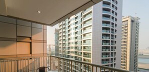 Deluxe Apartment, 1 Bedroom (6) | Terrace/patio - OSKENA Vacation Homes - The Medalist Tower Sport city (Dubai)