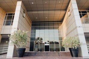 Exterior - OSKENA Vacation Homes - The Medalist Tower Sport city (Dubai)