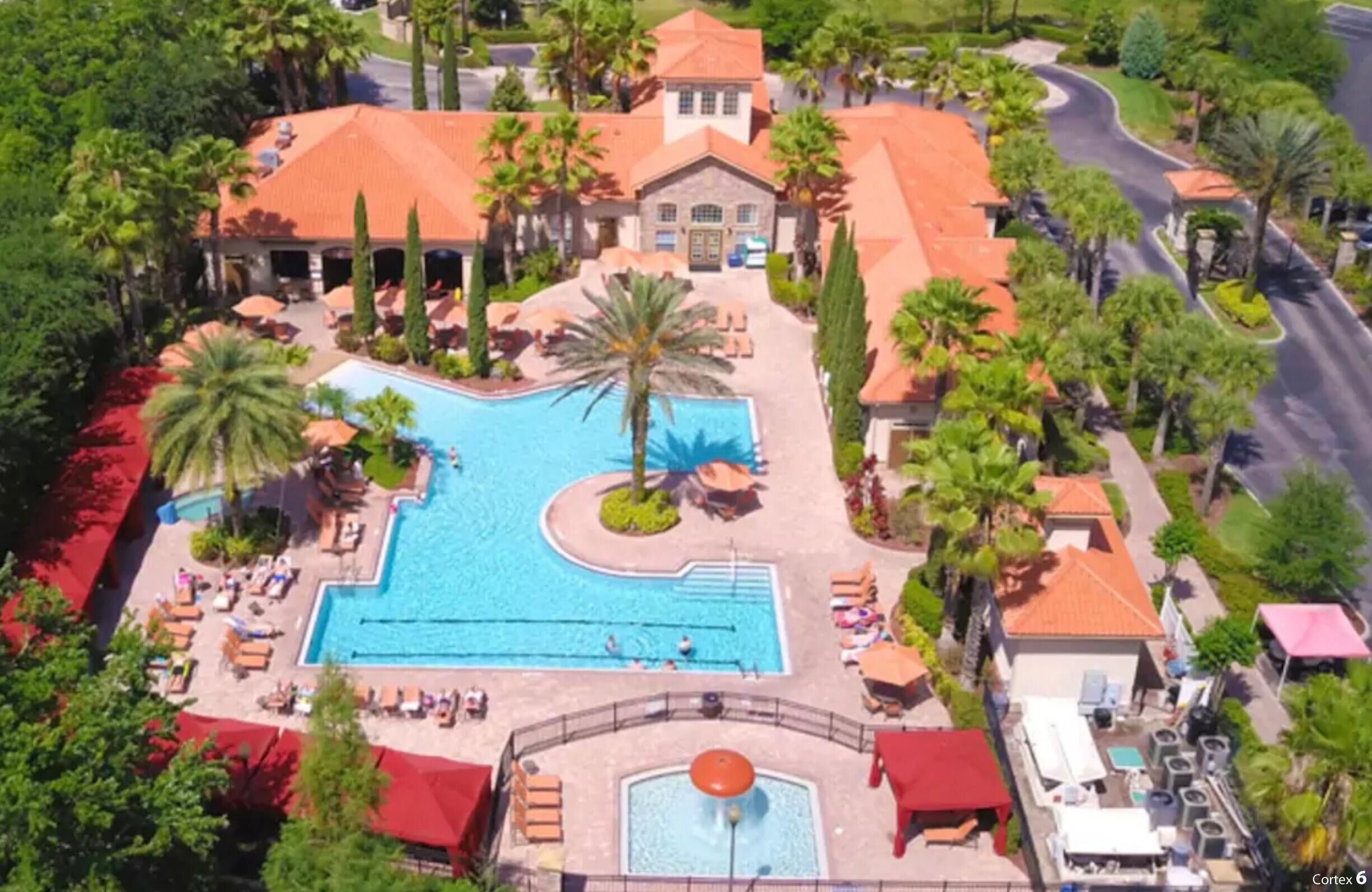 Utomhuspool och uppvärmd pool