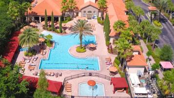 Utomhuspool och uppvÀrmd pool