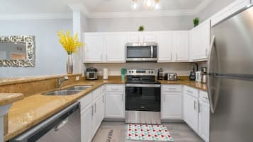 Microondas, horno, lavavajillas y cafetera y tetera