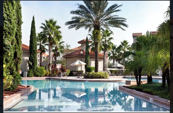 Una piscina al aire libre, una piscina climatizada