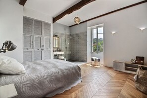 10 عدّة غرف نوم ومكواة/لوح كي وواي فاي وملاءات أسرّة