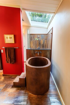 Combined shower/tub, hair dryer, towels, soap - Extraordinary Eugene Home Sleeps 10+ (Eugene)