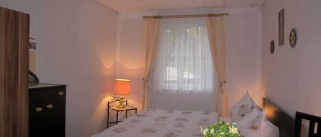 2 عدّة غرف نوم وسرير سفر وملاءات أسرّة