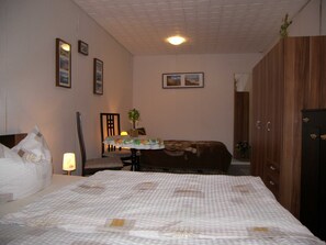 2 bedrooms, travel crib, bed sheets