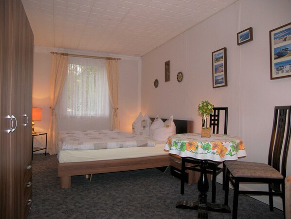2 Schlafzimmer, Reisekinderbett, Bettwäsche