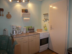 Køleskab, mikrobølgeovn, ovn, kaffe-/temaskine