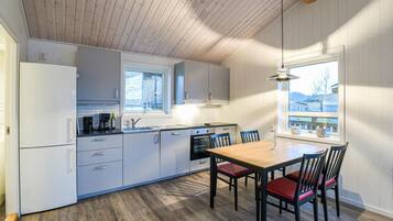 Refrigerador, parrilla de estufa, lavavajillas y cafetera y tetera