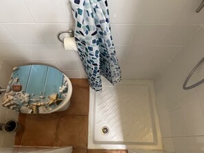 Chuveiro, secador de cabelo, toalhas de banho, sabonete