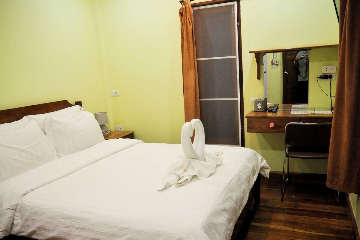 Pool Access | Blackout drapes, WiFi (free), bed sheets