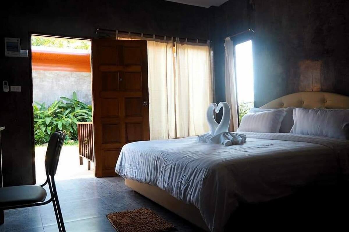 Deluxe Room | Blackout drapes, WiFi (free), bed sheets