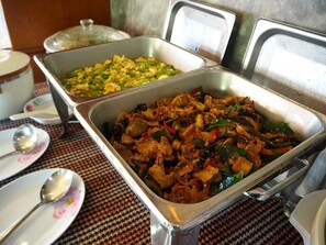 Tägliches Frühstücksbuffet gegen Gebühr