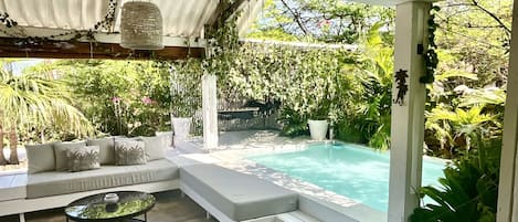 Una piscina al aire libre