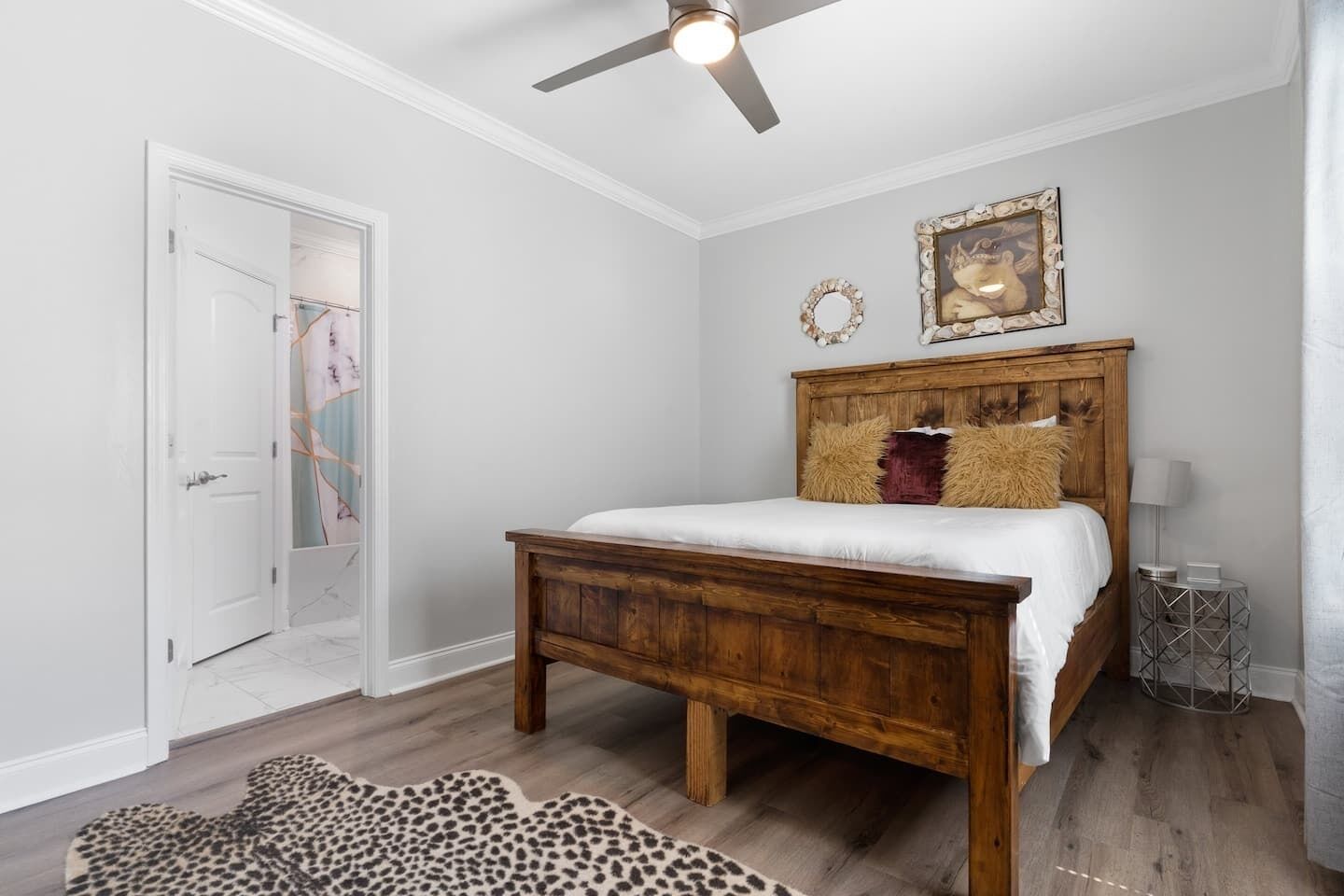 4 habitaciones, escritorio y tabla de planchar con plancha 