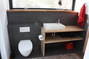 Douche, serviettes fournies, savon, papier toilette