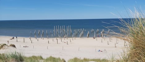 Nära stranden och solstolar