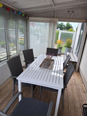 Outdoor dining - Chalet Jantje 291 Recreatiepark Burghorn in Schagen North Holland near Callantsoog (Schagen)