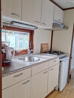 Een koelkast, een microgolfoven, een oven, een kookplaat