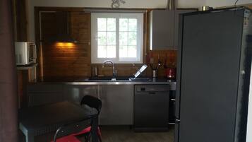 JÀÀkaappi, mikroaaltouuni, uuni, liesi