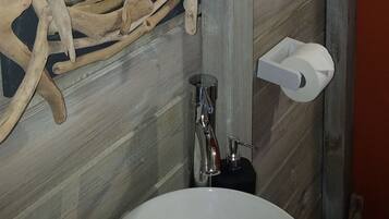 Suihku, hiustenkuivaaja, pyyhkeet, saippua