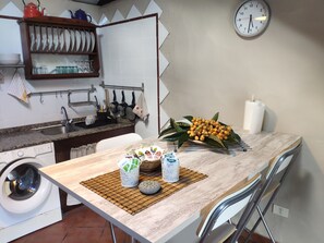 Frigorífico, microondas, placa de cocina y cafetera o tetera