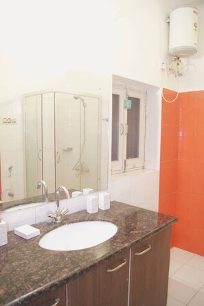 Dusche, Handtücher, Toilettenpapier