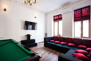 TV, video games, stereo - the perfect accommodation for big groups in the center of bucharest (Sector 1)