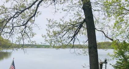 Charming cottage on quiet lake