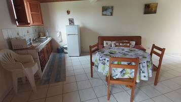 Jääkaappi, mikroaaltouuni, liesi, kahvin-/teenkeitin