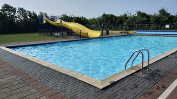 Een buitenzwembad, een verwarmd zwembad