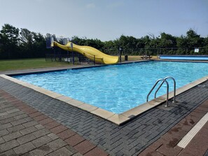 Alberca al aire libre y alberca climatizada