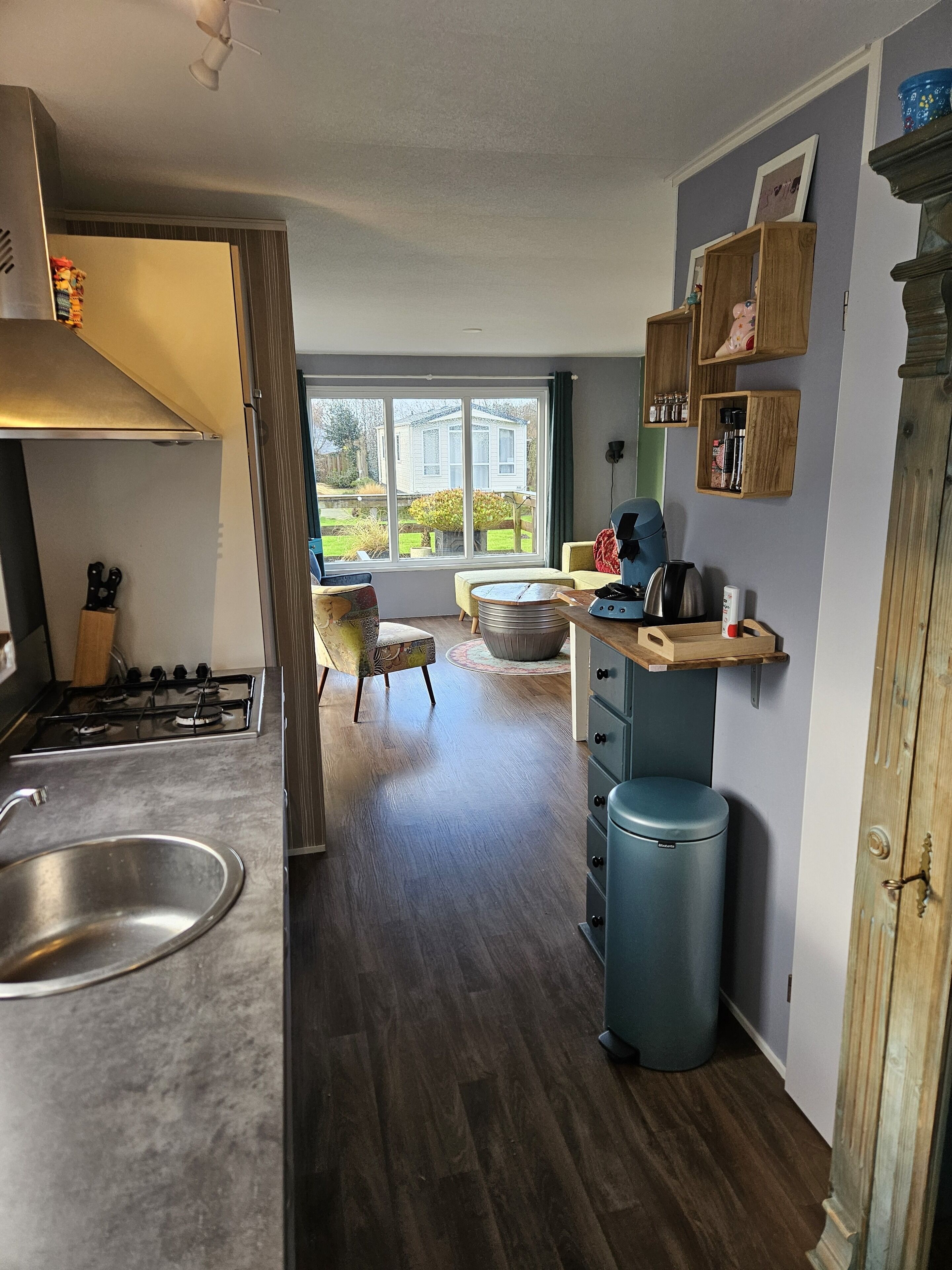 Een koelkast, een oven, een kookplaat, een koffiezetapparaat/waterkoker