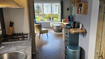 Een koelkast, een oven, een kookplaat, een koffiezetapparaat/waterkoker