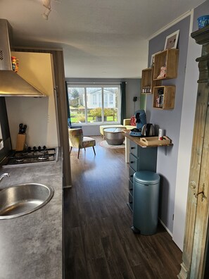 Réfrigérateur, four, plaque de cuisson, cafetière/bouilloire