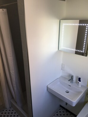 Dusche, Haartrockner, Handtücher, Seife