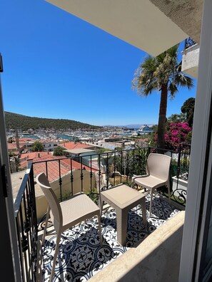 Deluxe Double Room, Balcony, Marina View | Premium bedding, minibar, individually decorated, soundproofing - Villa Veria (Cesme)