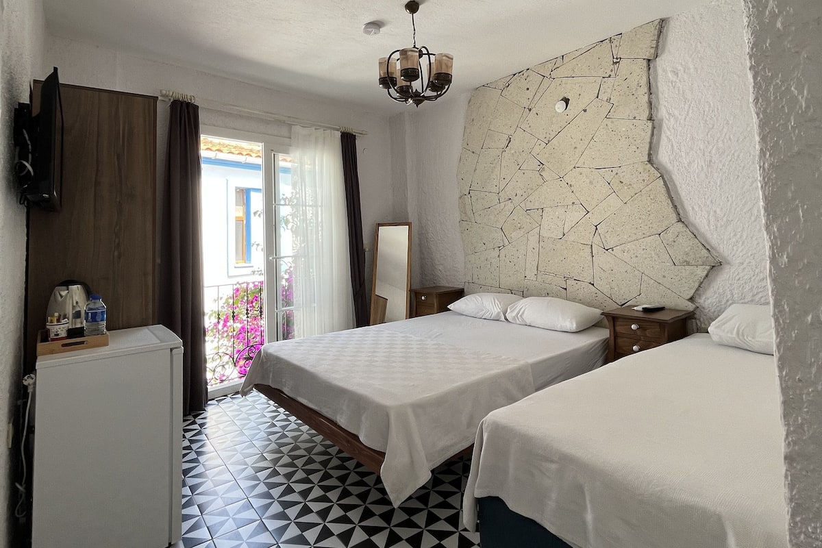 Comfort-Dreibettzimmer | Hochwertige Bettwaren, Minibar, individuell dekoriert