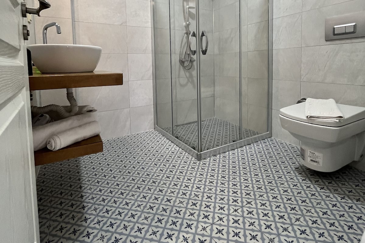 Comfort-Dreibettzimmer | Badezimmer | Badewanne und Dusche (separat), Hydromassagedusche, Haartrockner